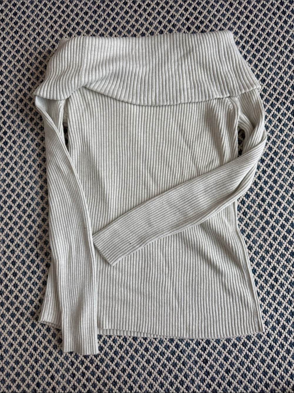 Luxurious Banana Republic Off-Shoulder Ribbed Sweater in Ivory Cream - Picture 4 of 4